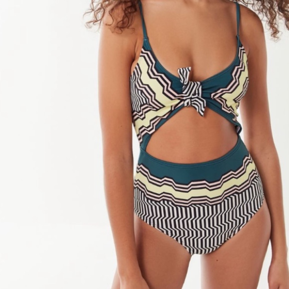 URBAN OUTFITTERS PRINTED ONE PIECE CUTOUT SWIMSUIT